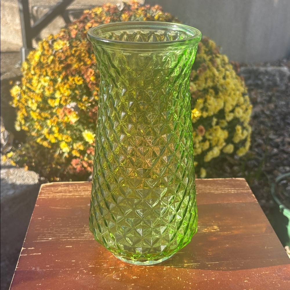 Vintage Paula DPS Diamond Pineapple Textured Pattern Green Art Glass Vase 9”